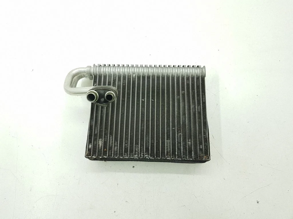 Gaisa kondicioniera radiators (salonā)