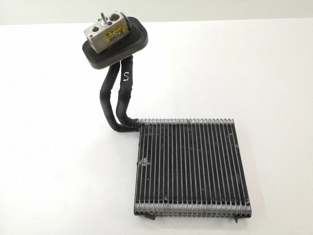 Gaisa kondicioniera radiators (salonā)