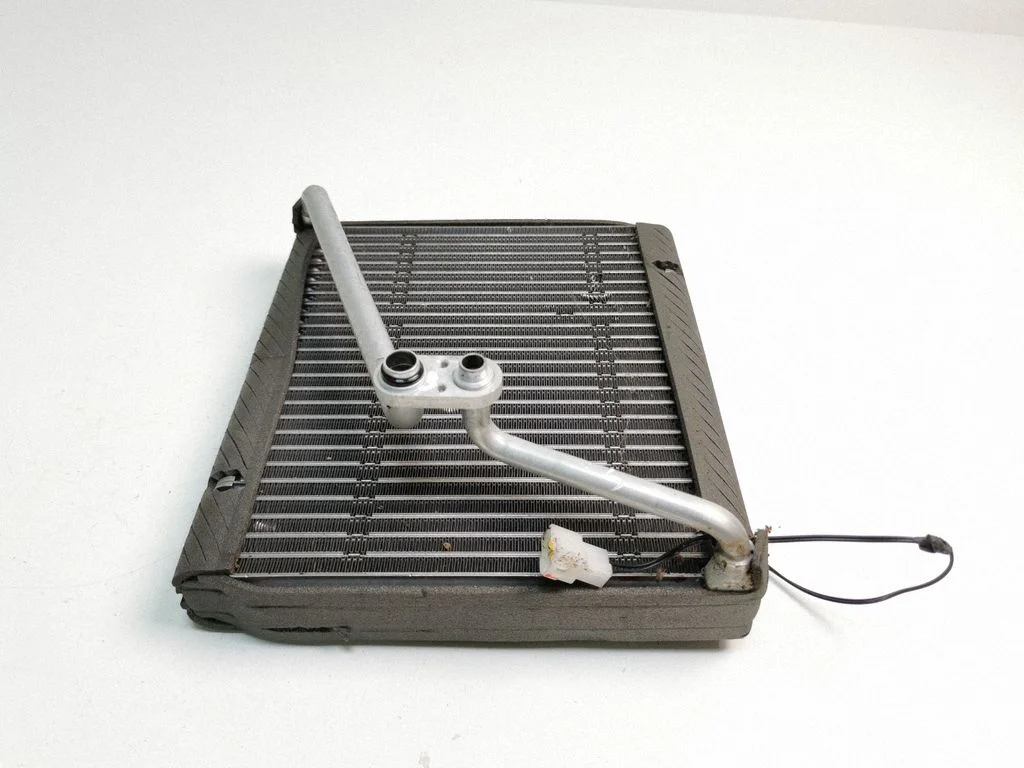 Gaisa kondicioniera radiators (salonā)