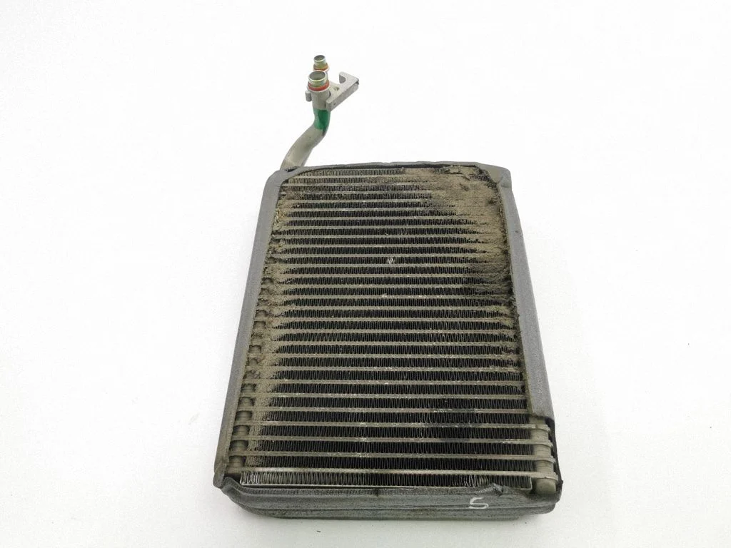 Gaisa kondicioniera radiators (salonā)