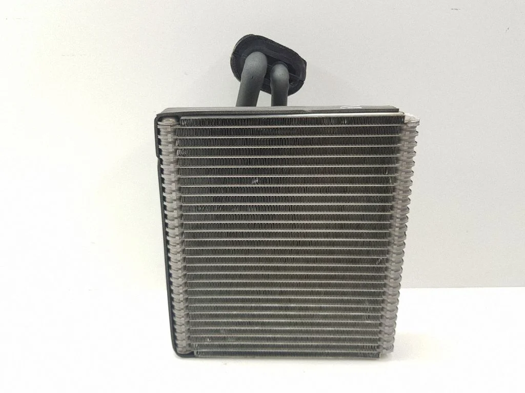 Gaisa kondicioniera radiators (salonā)