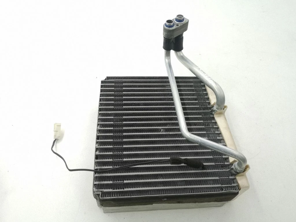 Gaisa kondicioniera radiators (salonā)
