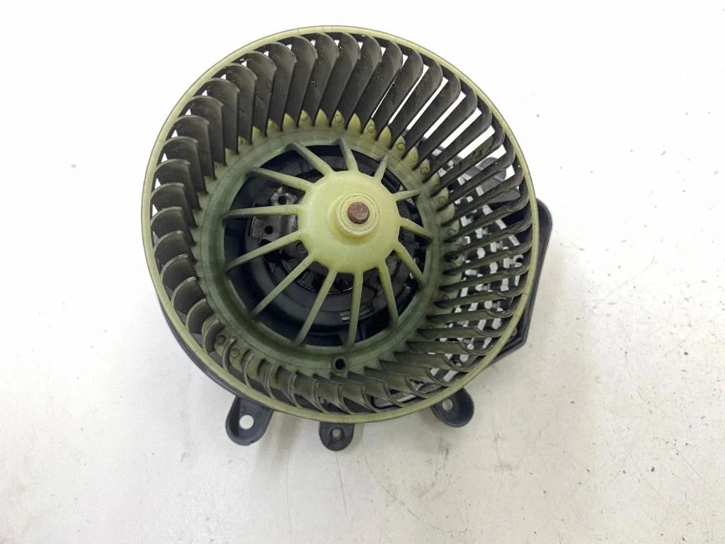 Krāsniņas ventilators/pūtējs 8D1820021