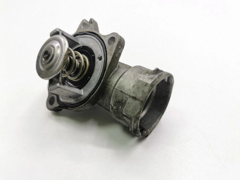 Termostat / obudowa termostatu A6422000215