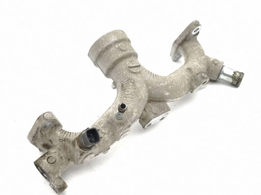 Engine coolant pipe/hose