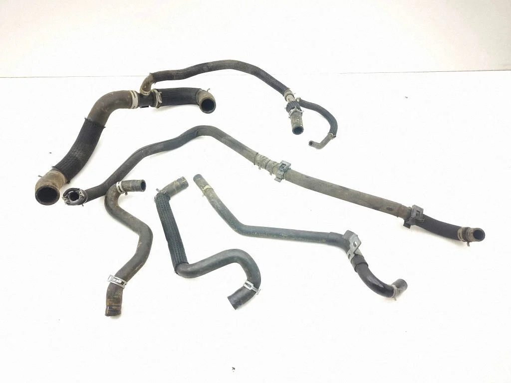 Engine coolant pipe/hose
