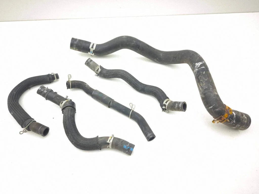 Engine coolant pipe/hose