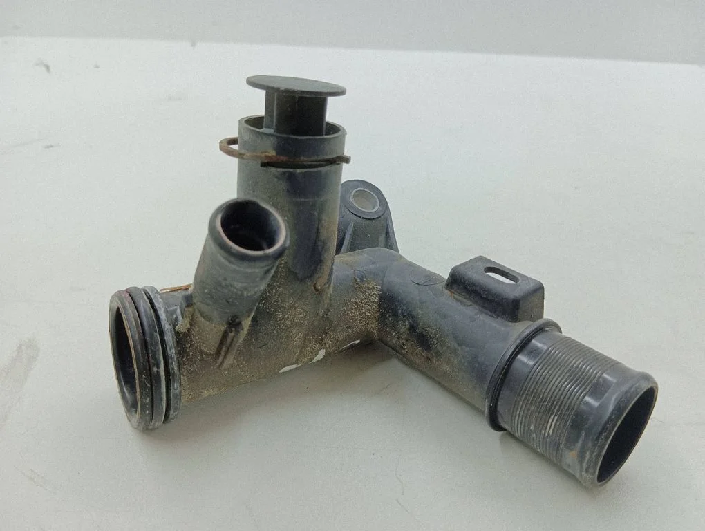 Engine coolant pipe/hose