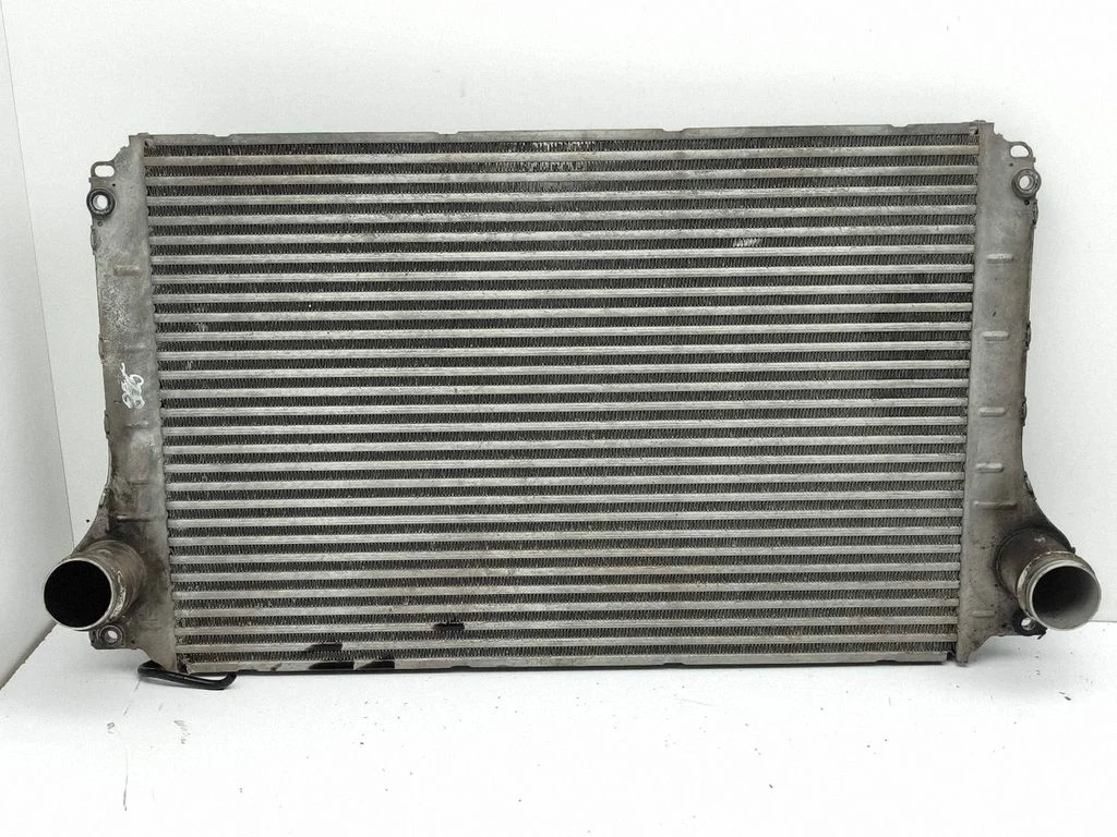 Vahejahuti radiaator