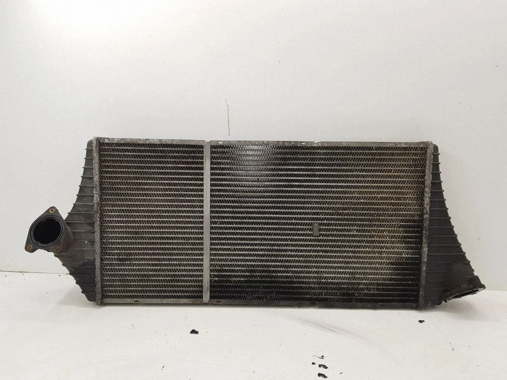 Vahejahuti radiaator