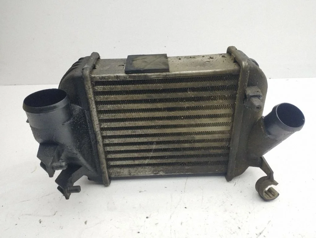 Starpdzesētāja (interkūlera) radiators – kreisā