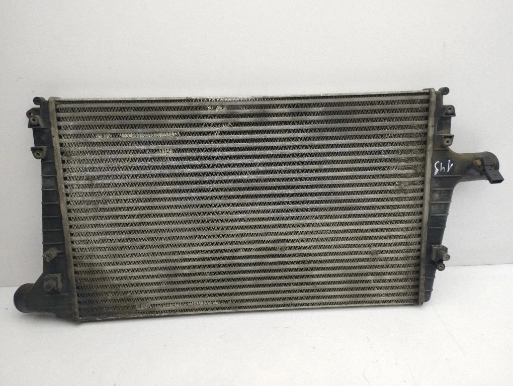 Vahejahuti radiaator