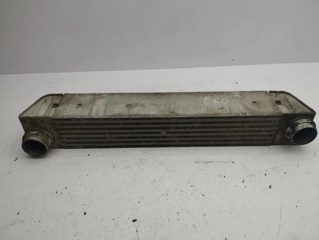 Vahejahuti radiaator