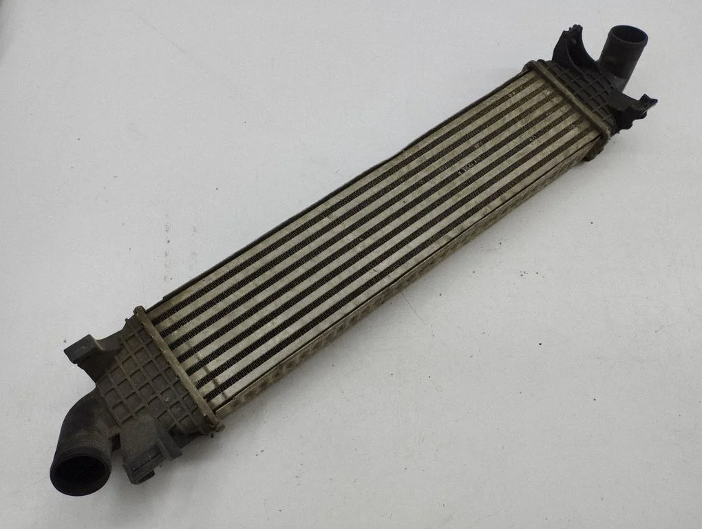 Vahejahuti radiaator