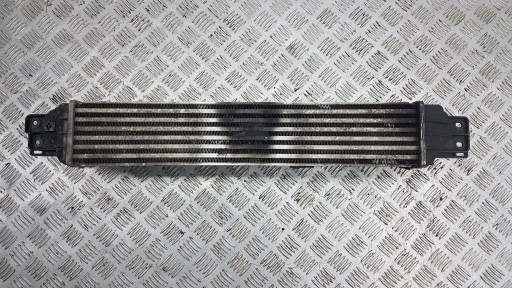 Vahejahuti radiaator