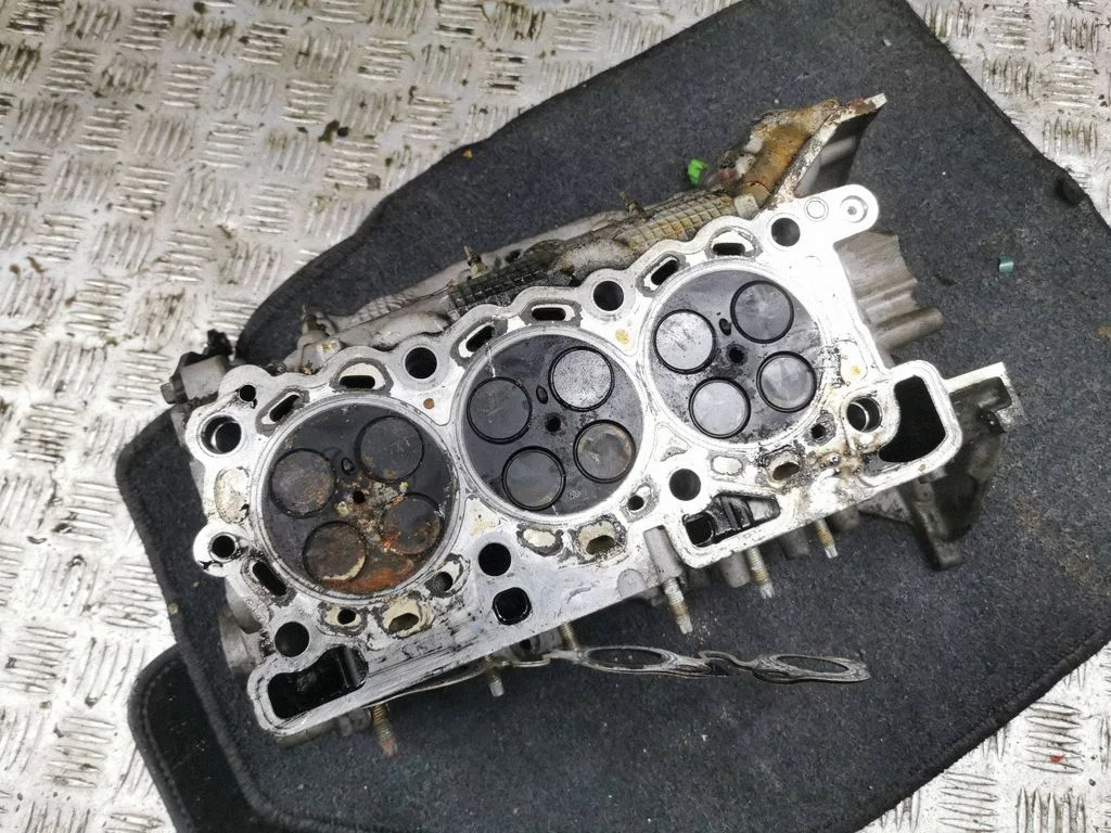 Engine head 4R806C064