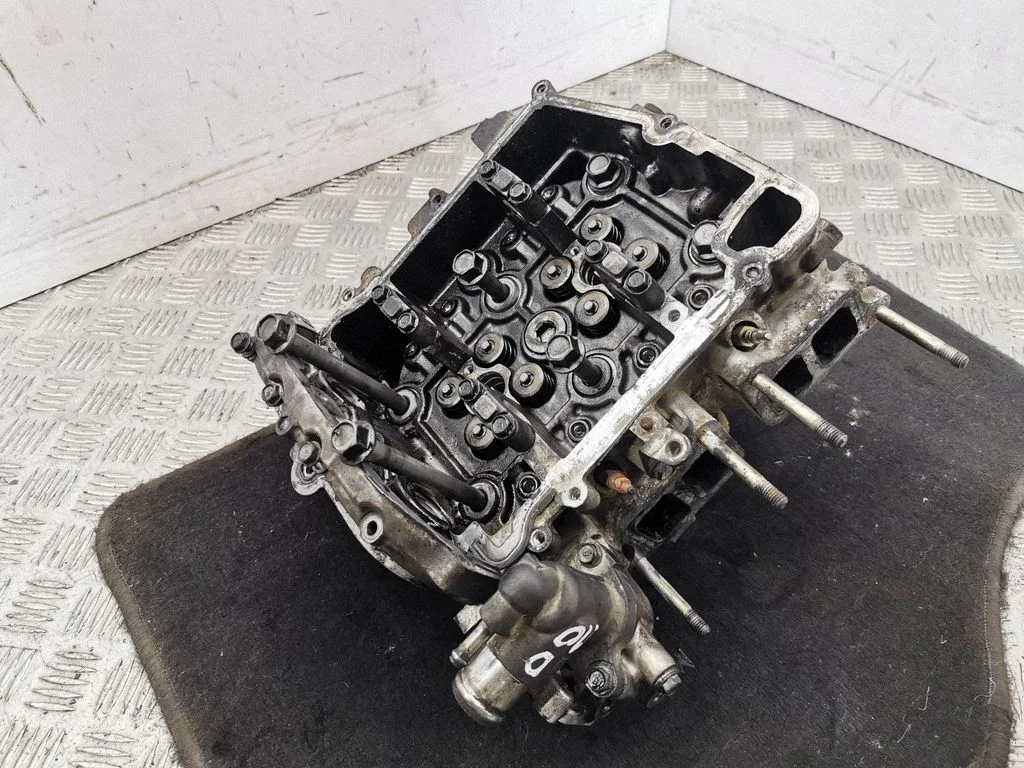 Engine head – right