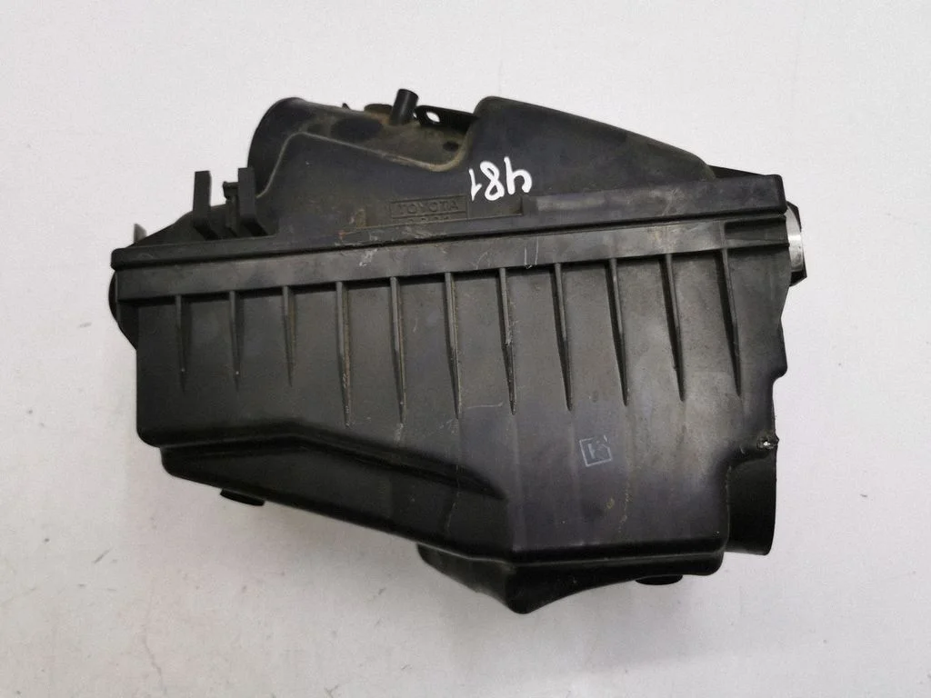 Air filter box – Toyota Avensis T250 (2003-2006)