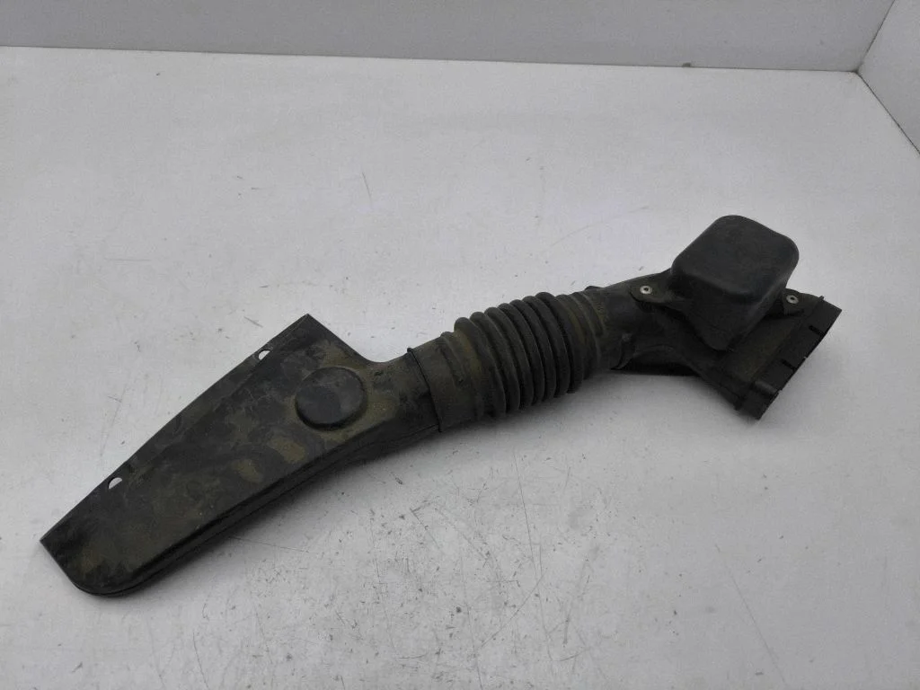 Air intake duct part 1505A661