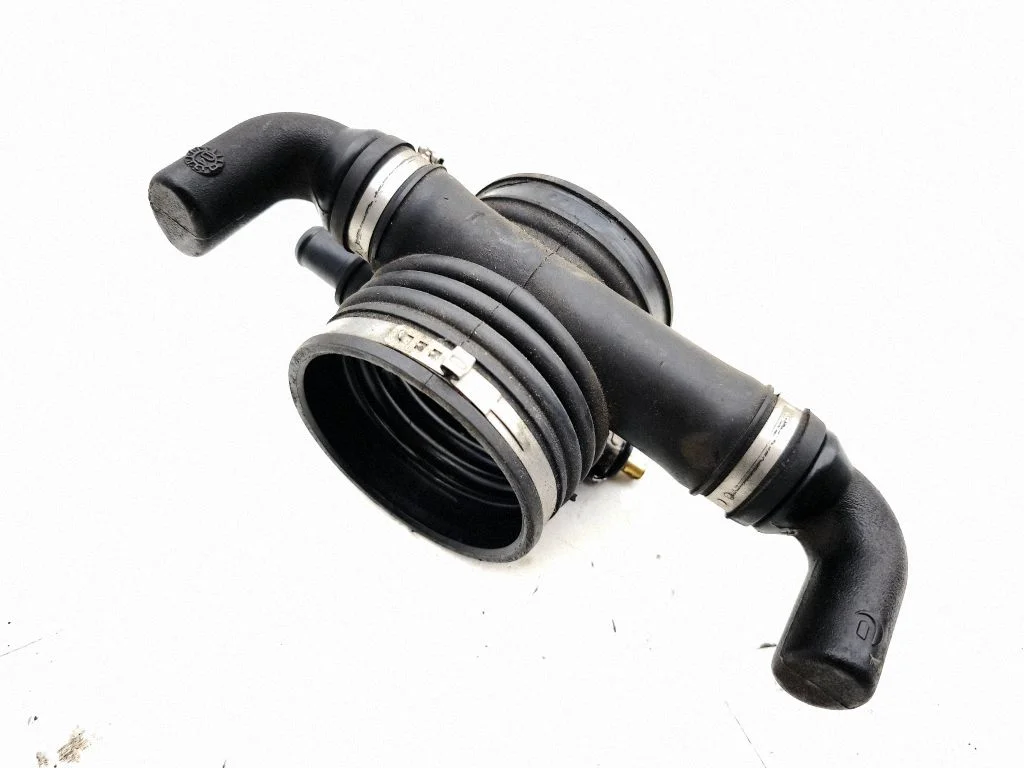 Air intake hose/pipe F1004061