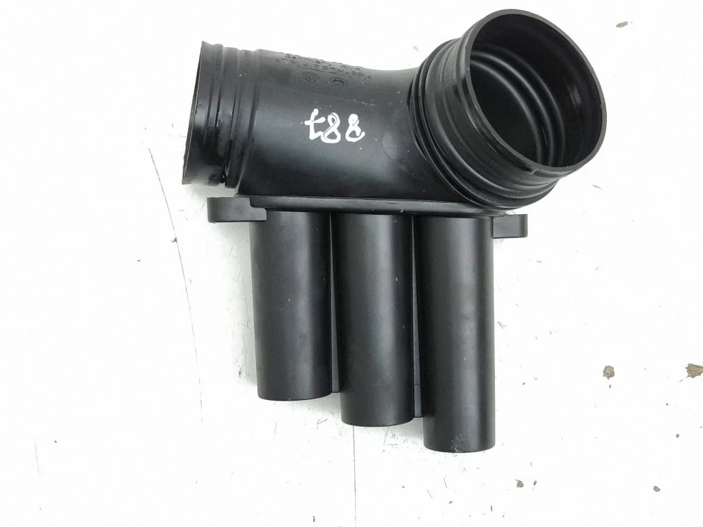 Air intake hose/pipe 04E129651K