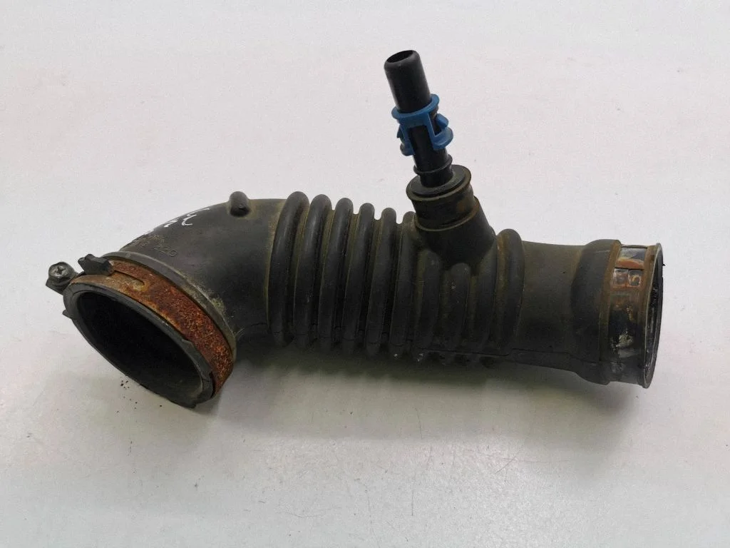 Air intake hose/pipe L33E13220