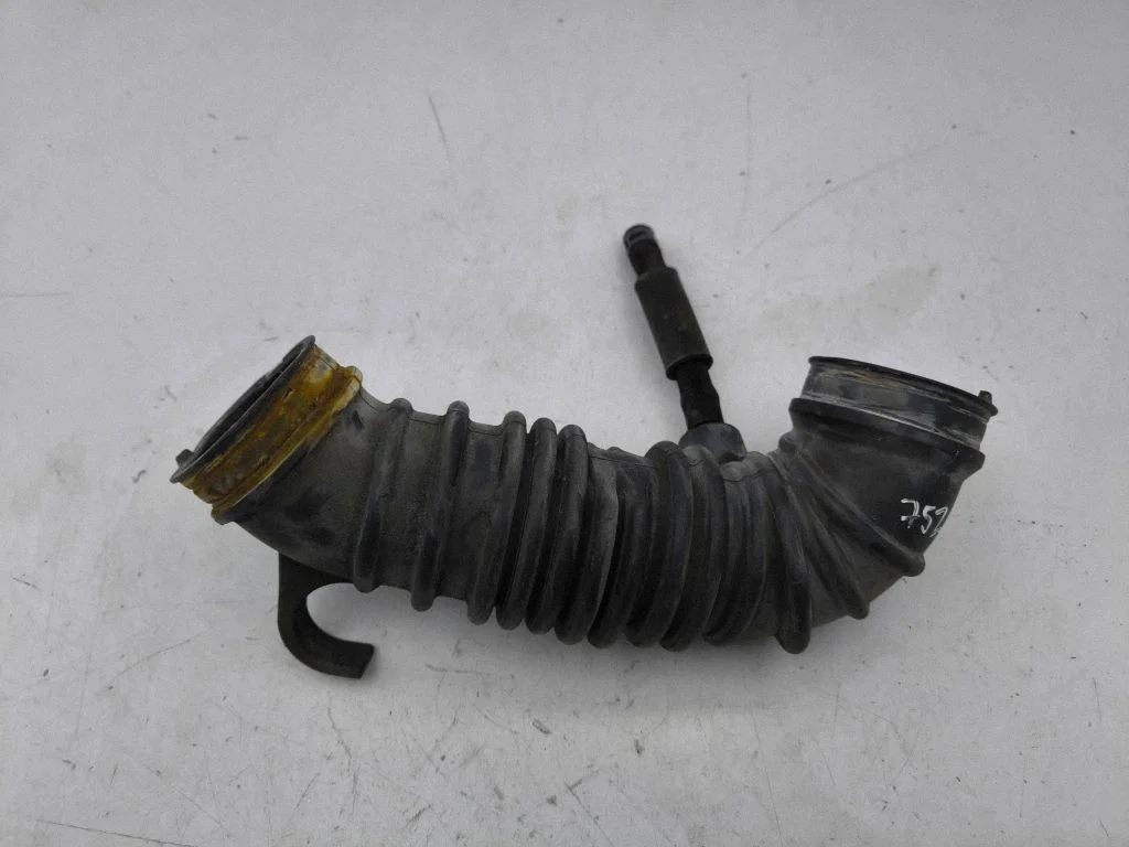 Air intake hose/pipe 1505A660
