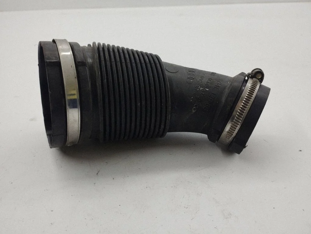 Air intake hose/pipe 04L129661