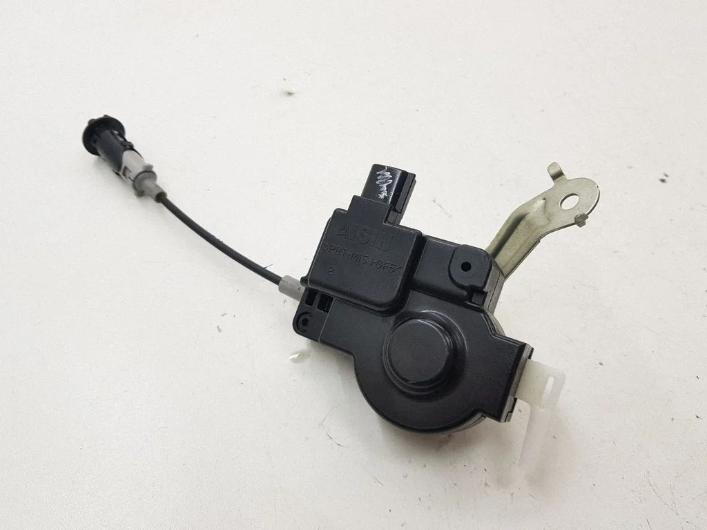 Fuel tank cap lock