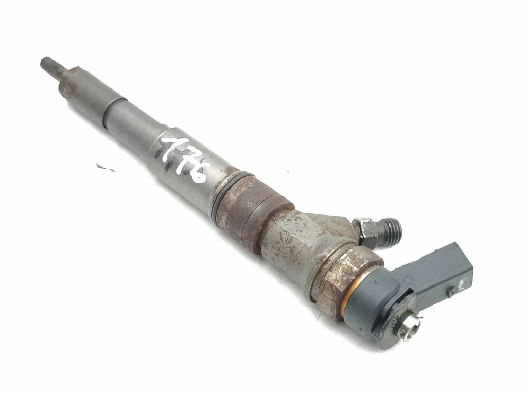 Fuel injector 7794435