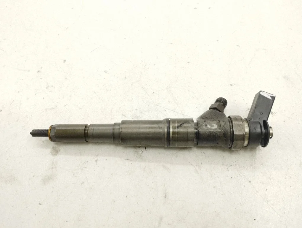 Fuel injector 7788607