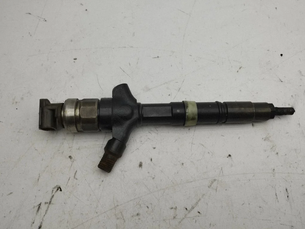 Fuel injector 236700G010