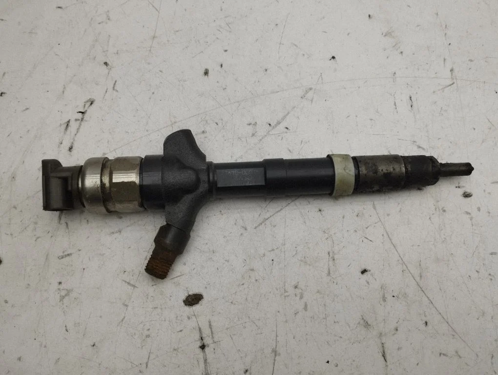 Fuel injector 236700G040