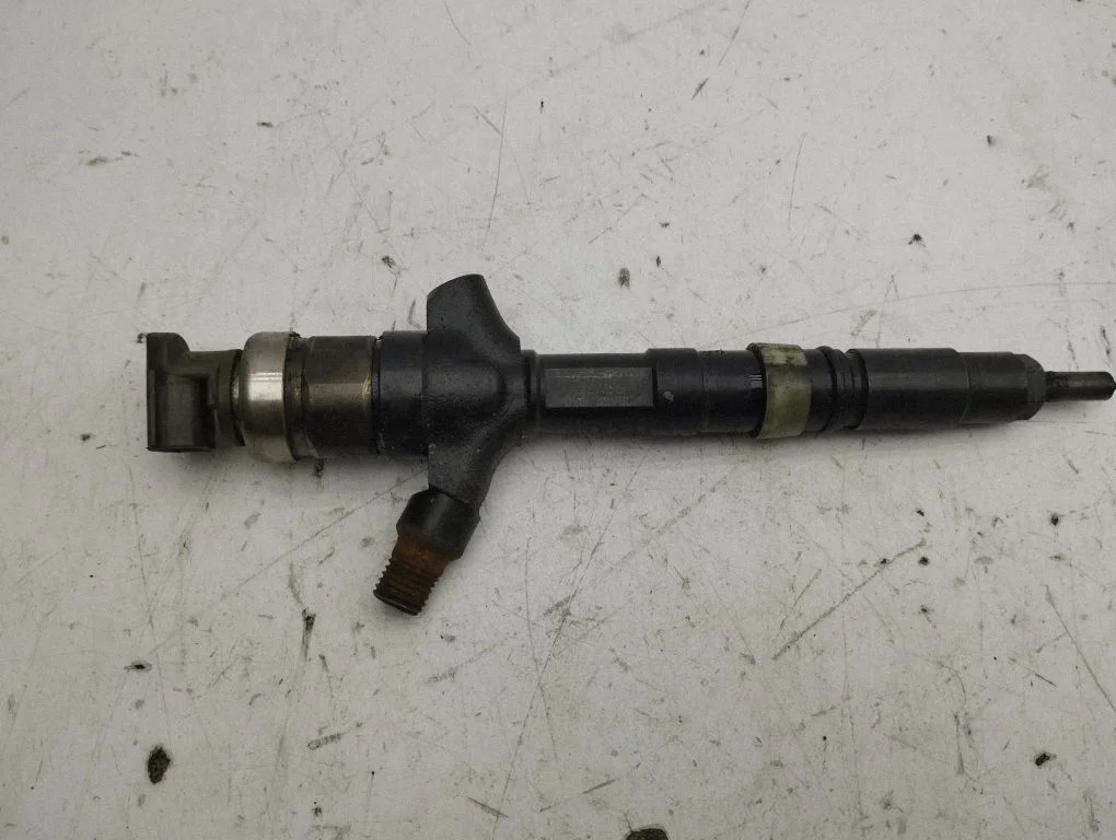 Fuel injector 236700G010