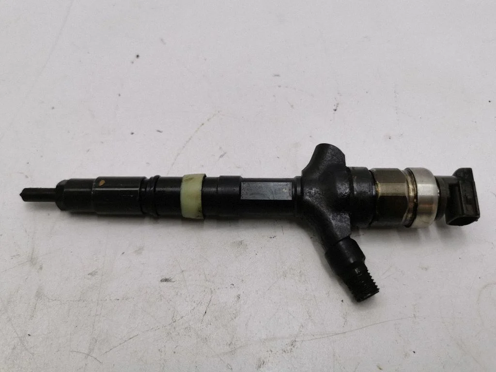 Fuel injector 236700G010