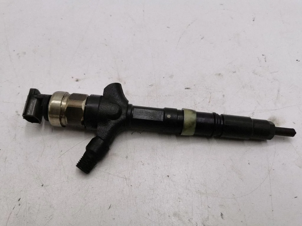 Fuel injector 236700G010