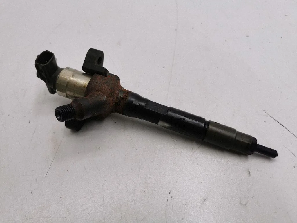 Fuel injector 001109M1011