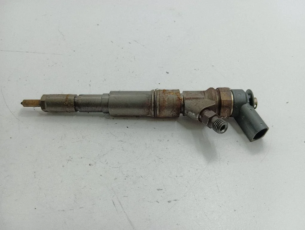 Fuel injector 7794652