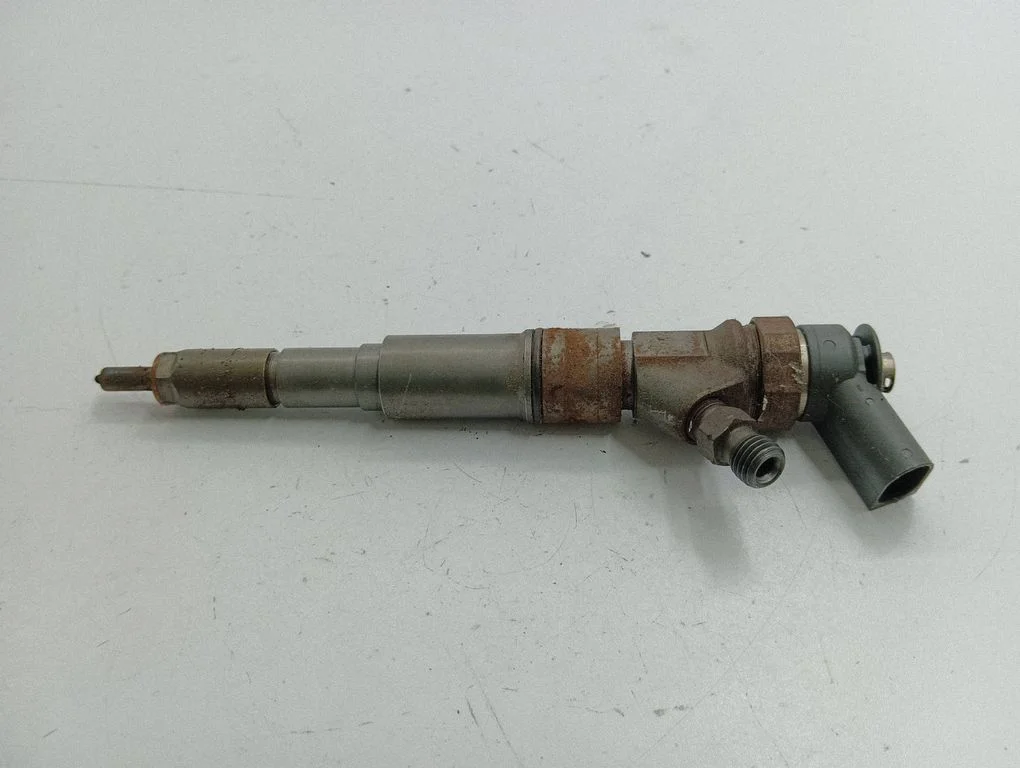 Fuel injector 7794652