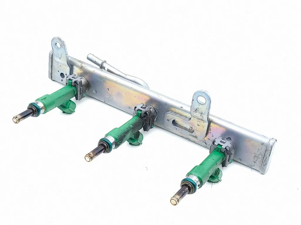 Fuel injectors set 166008494R