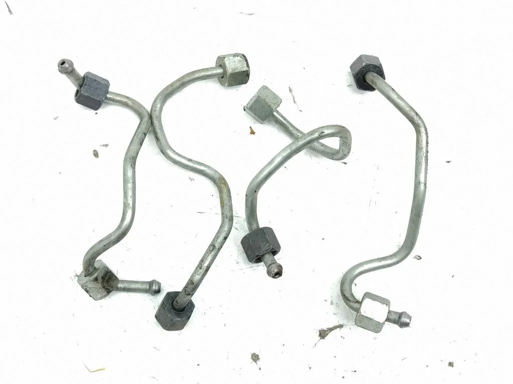 Fuel injector supply line/pipe