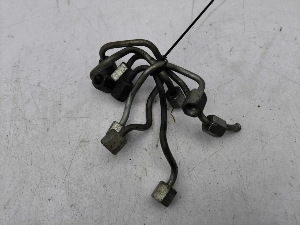 Fuel injector supply line/pipe