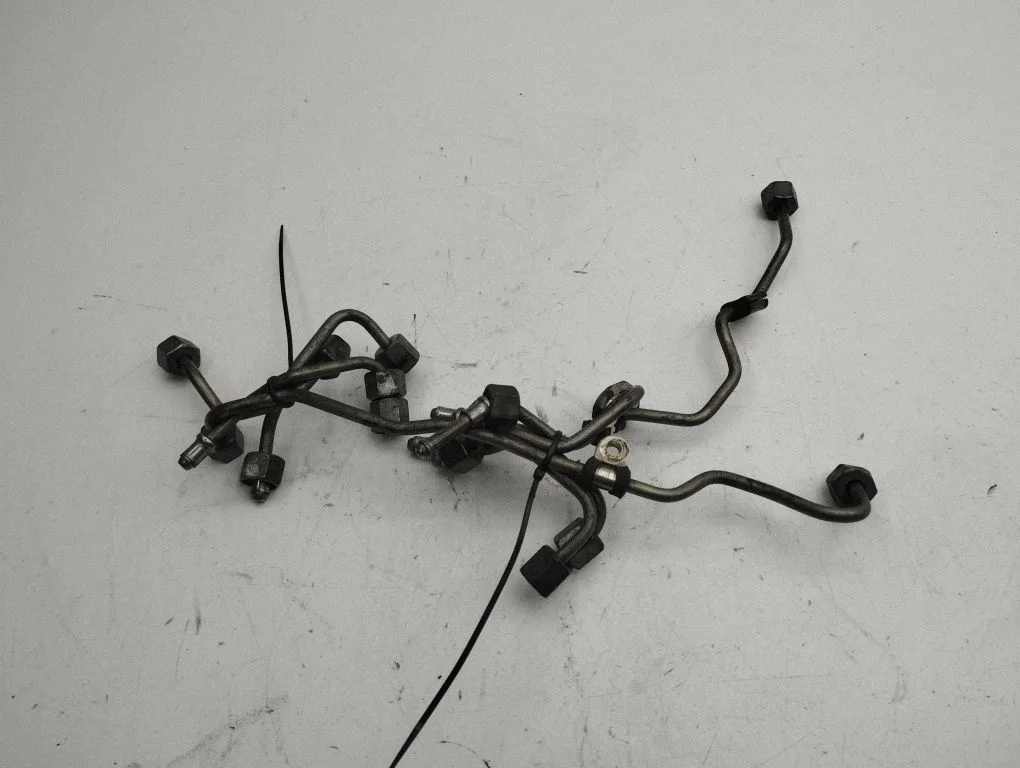 Fuel injector supply line/pipe