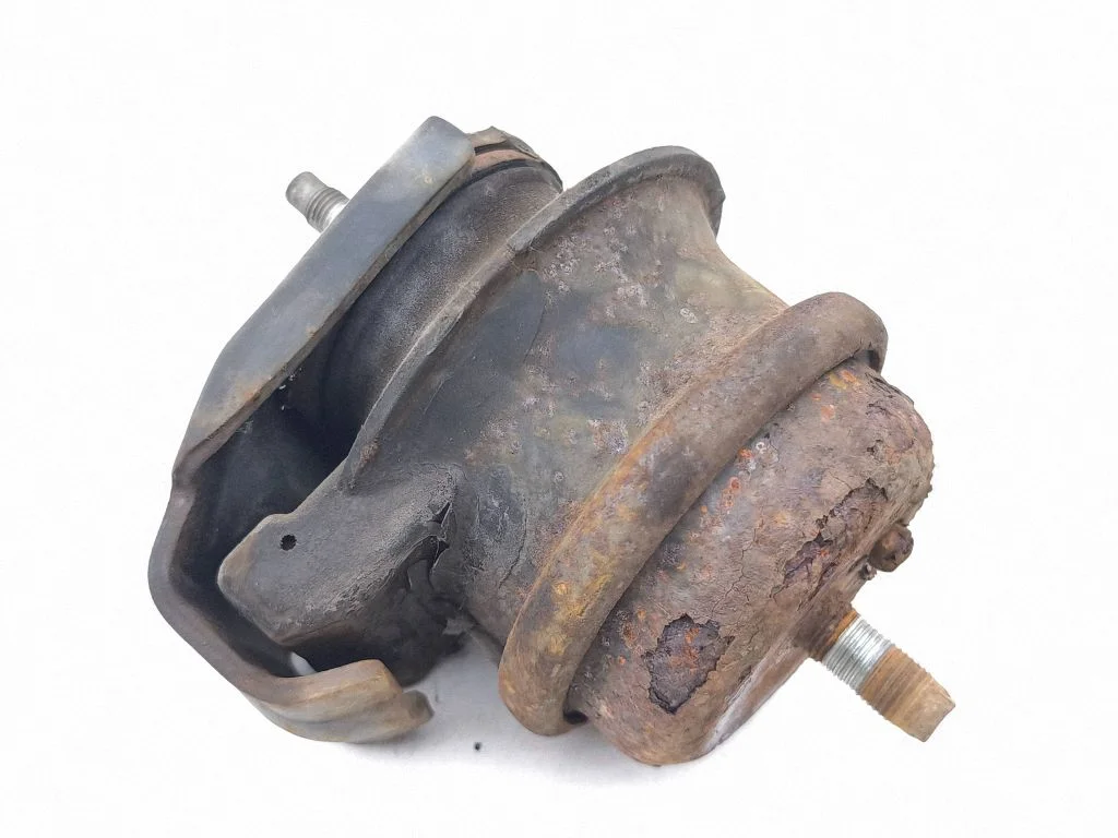 Engine mount bracket – front right