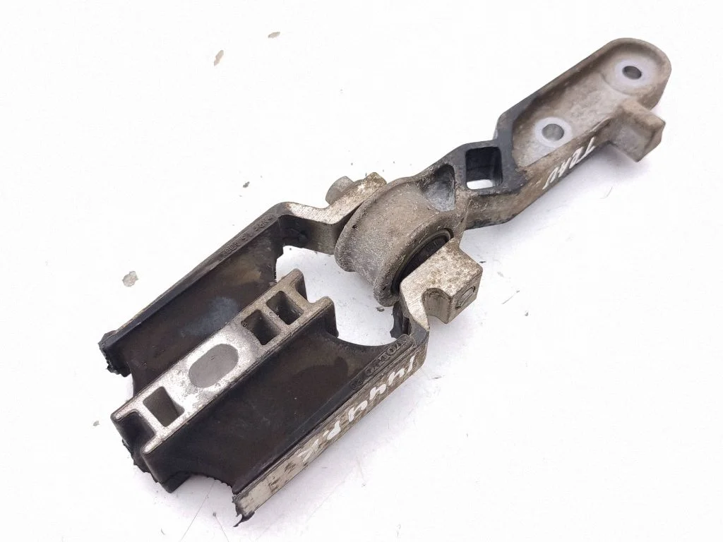 Engine mount bracket 31359890