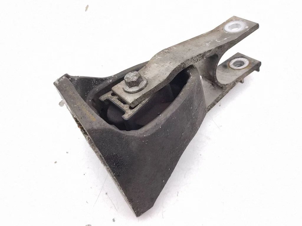 Engine mount bracket 31339951