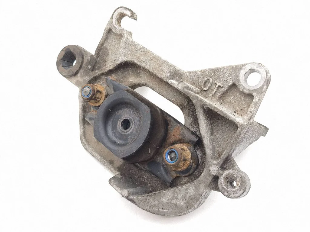 Engine mount bracket 112202558R
