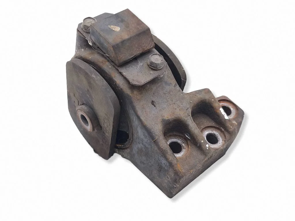Engine mount bracket MB581953