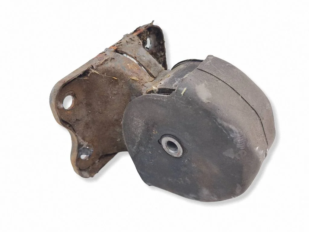 Engine mount bracket – rear