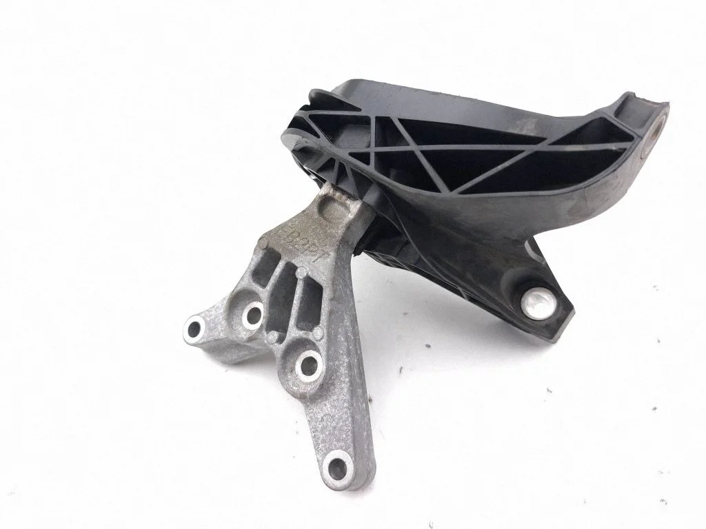 Engine mount bracket 008956